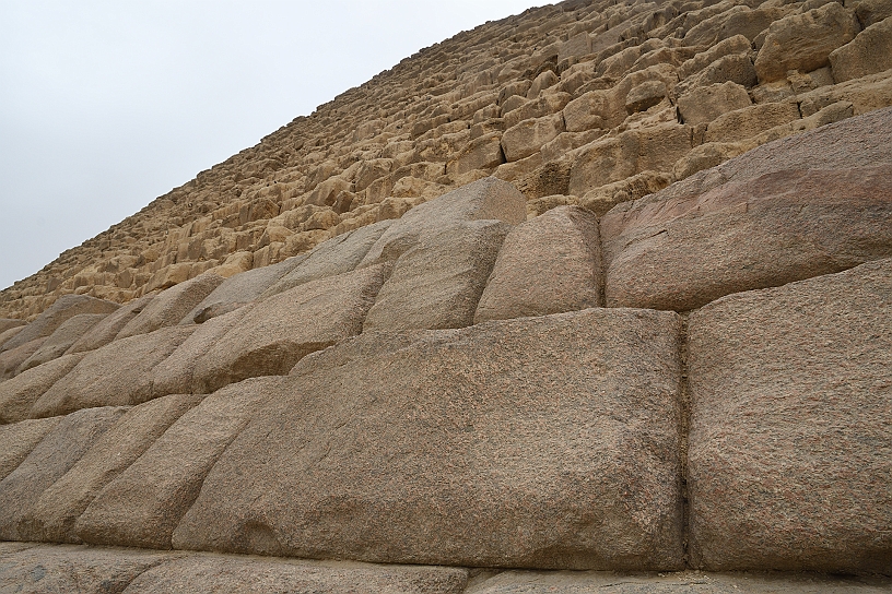 65 MAK_6823.jpg - Questi blocchi presentano una finitura non ultimata. A differenza del rivestimento superiore della piramide in calcare, queste pietre di granito alla base mostrano ancora le loro superfici grezze e sporgenti.